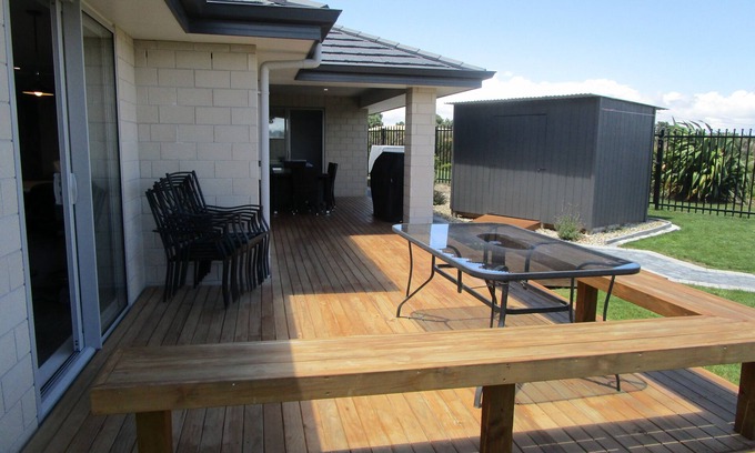 Wharewaka House | Brand New Paradise In Wharewaka, Sky channels with Sky Sports, WifI,Fully Fenced