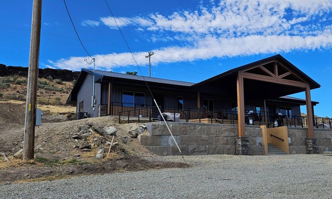 Albion Condo | Brand new Picturesque, 2 Bedroom Duplex with AC and WiFi in delightful Albion
