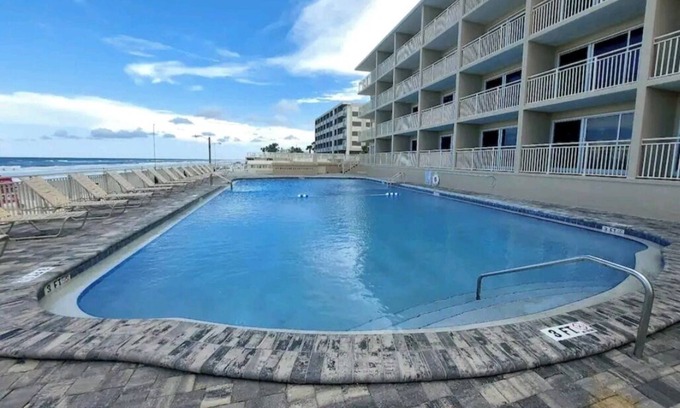 Marshall Park Condo | Brand New Pool on Daytona Beach!