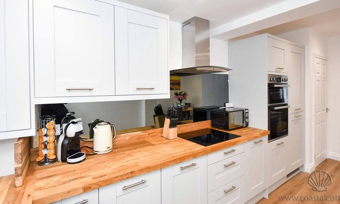 Amble House | BRAND NEW refurbished 2 bedroom LUXURY cottage 300 yards from Beach