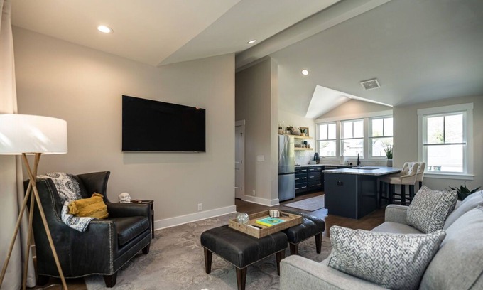 Downtown Apartment | Brand New - Southpark Abode