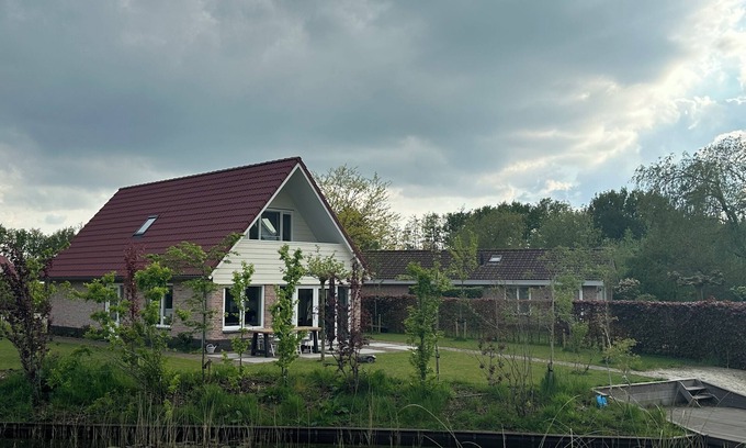 Havelte House | Brand new spacious home, with sunny garden flush with natural swimming water