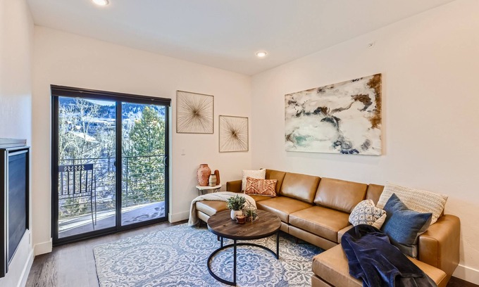 Silverthorne Condo | Brand New Stunning River Front Condo Silverthorne: 1 BR plus Bonus Room Condo