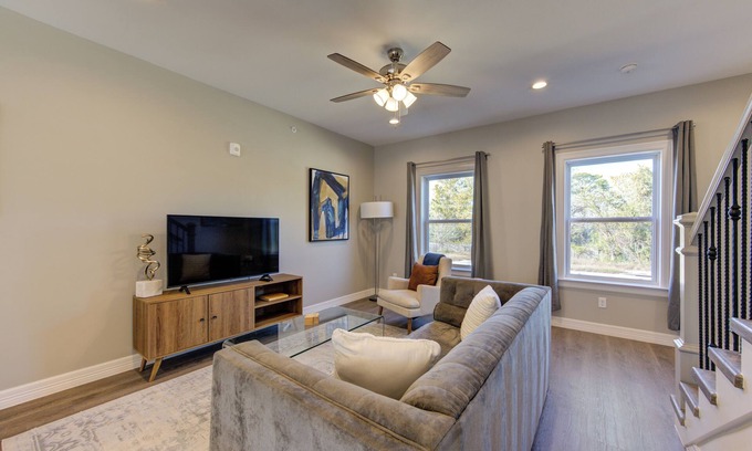 North Houston House | BRAND NEW Stylish 2BR Townhome, Fast WiFi & AC, Nestled in Downtown Houston