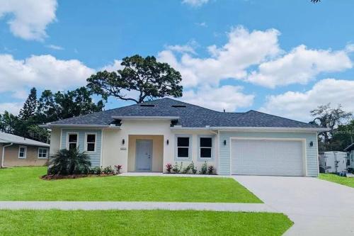 Lutz House | Brand New Tampa Oasis with Private Jacuzzi Retreat