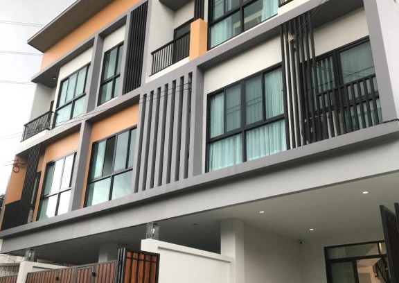 Samsen Nok House | Brand new Townhouse in Huai Khwang W/ 4 king Beds