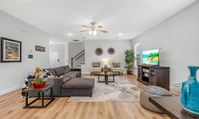 West Dallas House | Brand NEW! Trinity Manor