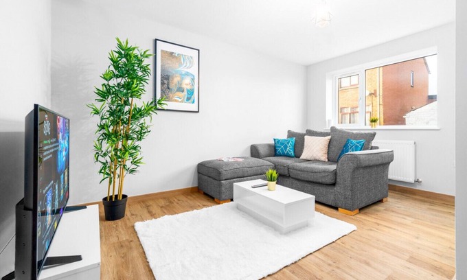 Stourbridge Apartment | Brand New - Two Bed - Parking - Stourbridge