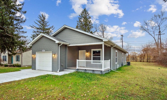 Ann Arbor House | Brand New Vibrant Retreat! 10 min from Michigan Staduim