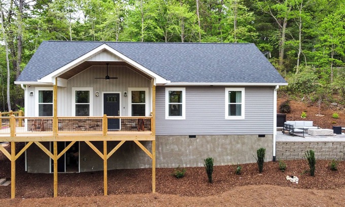 Fairview House | Brand new✦HOT TUB✦15min to Asheville✦Hilltop views!