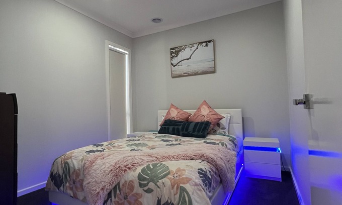 Tarneit House | Brandnew 3 bedroom house in Traneit perfect for family stay