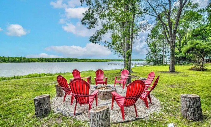 Trinity Villa | BRANDNEW Modern Farmhouse w/Hot tub, Playground, Kayaks & Fire pits