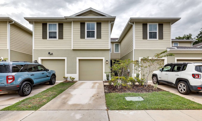 Seffner Community Alliance House | Brandon Duplex w/Screened-In Porch & Pool Table!