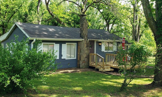 Forsyth Cottage | Branson, MO, Cozy Lakefront Cottage