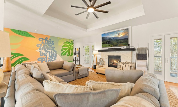 Branson House | BransonBliss: Golf, CommunityPool, Fireplace, Workspace, 30ft patio