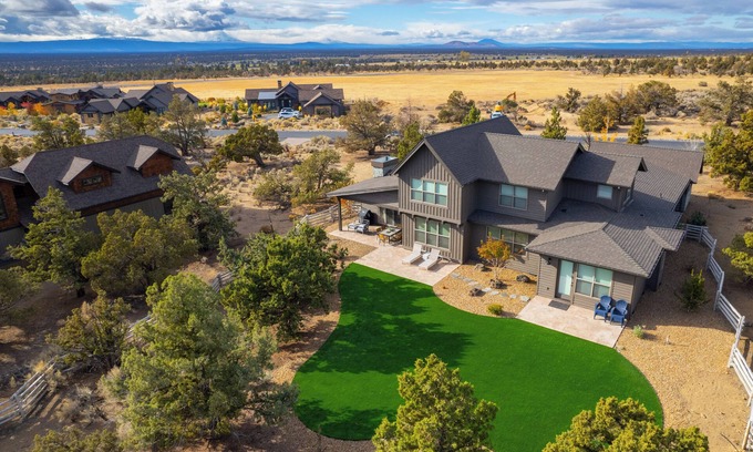 Powell Butte House | Brasada Quail Run - Sleeps 10, Bicycles, PingPong, Yard, Bonus room