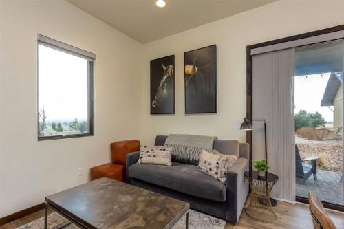 Powell Butte House | Brasada Ranch Guest House walk to the ranch