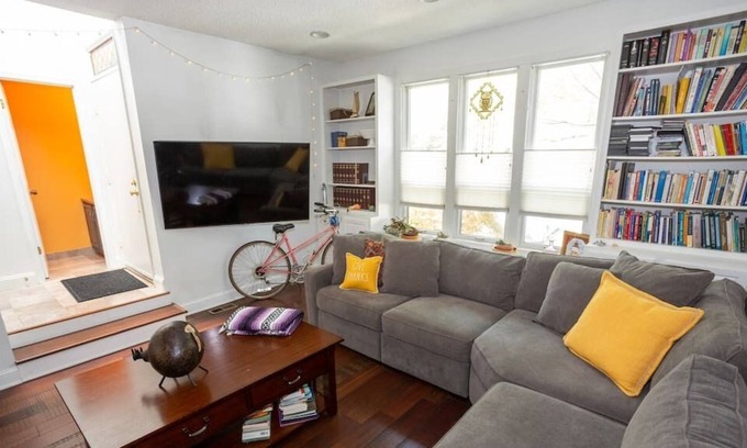 Annapolis House | Brazilian Artsy Townhome with great location and outdoor amenities!