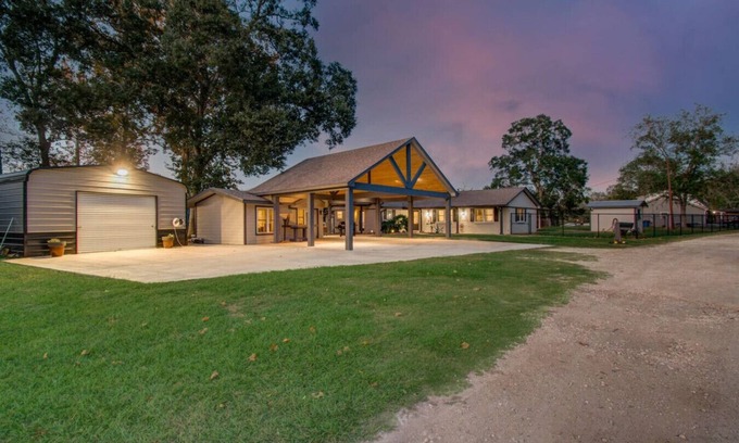 Wild Peach Village House | Brazoria Riverside Family Paradise!