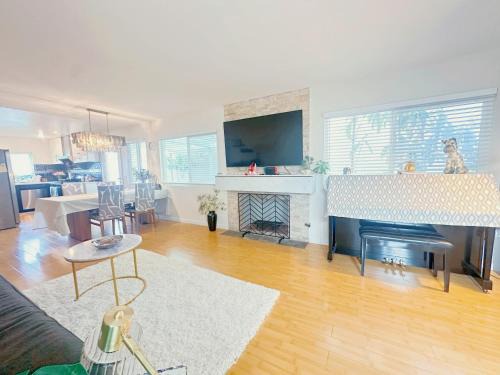 Fullerton Villa | Brea Mall romantic two-bedroom house