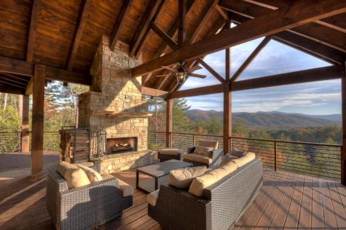 Foxfire Estates House | Breakaway Ridge Luxury Cabin - 5 Minutes Downtown