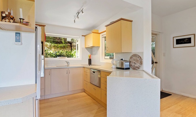 Ngaio Bay Cottage | Breakers Bay on the beach - Kaiteriteri Home