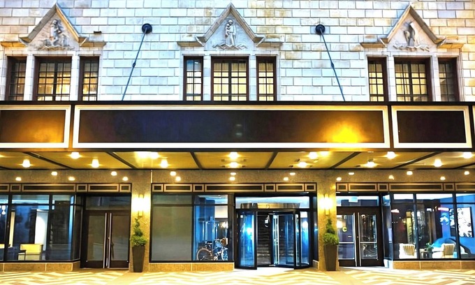 Downtown Chicago Hotel | Breath of Fresh Air! Near Willis Tower and Cloud Gate - The Bean, Pet-Friendly