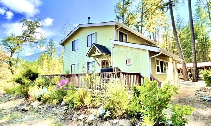Jacksonville House | Breathtaking Applegate River Home Retreat ~ On-site Gym, Game Room, and Sauna