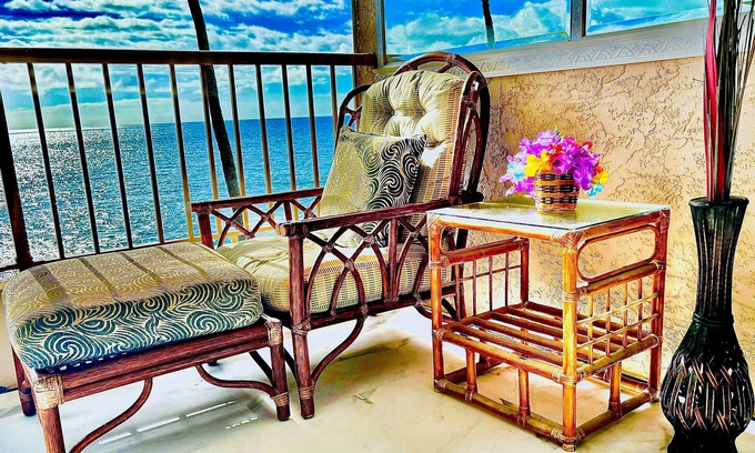 Historic Kailua Village Condo | "Breathtaking. Best View & Location!" ★n2024 Remodel, Top Floor Oceanfront