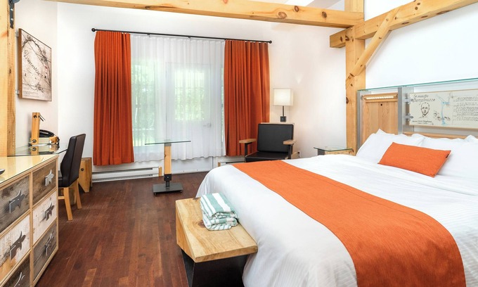Mauricie House | Breathtaking Escape w/Modern Amenities, Spa, Fireplace Near Nature Trails