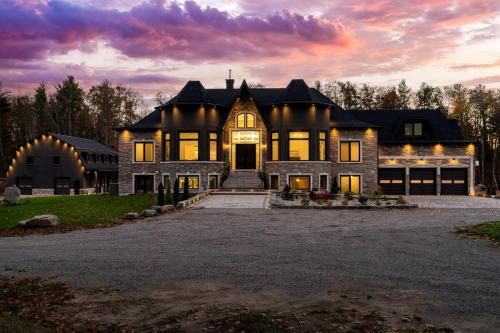 Bluewater Beach Villa | Breathtaking Estate in Tiny with Hot tub & Pool
