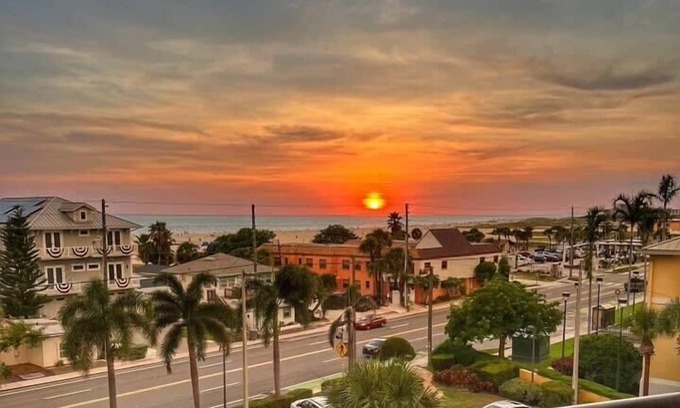 Treasure Island Apartment | Breathtaking Gulf View ~ 2min to Beach ~ Pool ~ Pkg