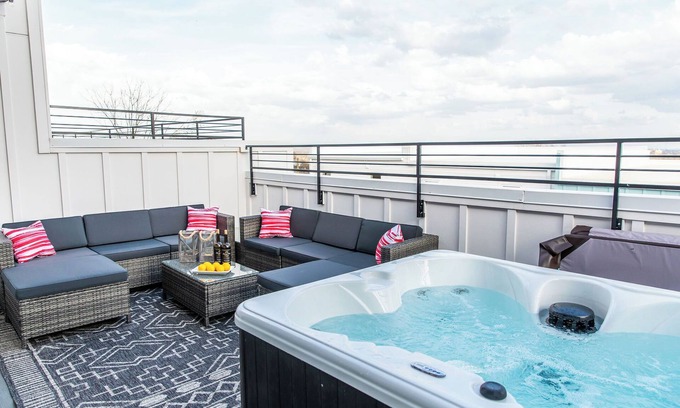 Nashville House | Breathtaking Home in North Nashville - Rooftop Hot tub, Pool Table!