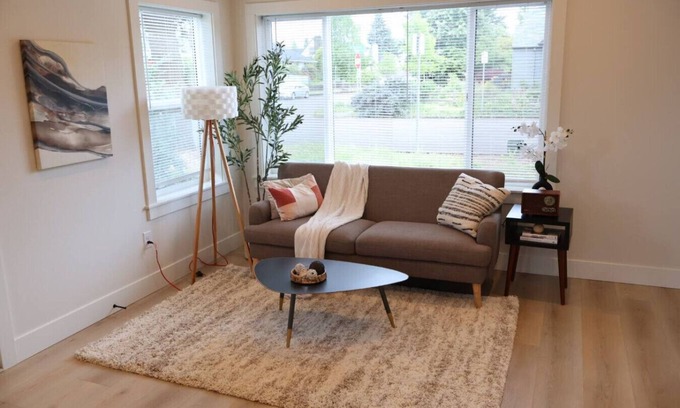 Lincoln House | Breathtaking Home In Downtown | Quite Cozy Retreat