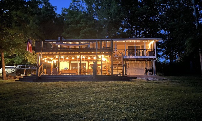 Lindseyville House | Breathtaking Lakefront Views!