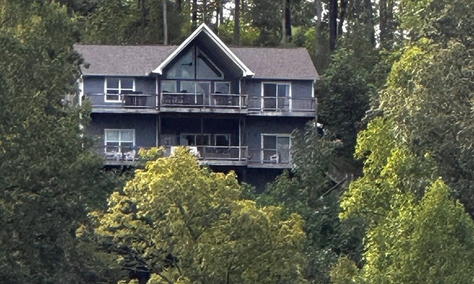 Lakeside Estates House | Breathtaking Lakefront Views of Norris Lake & Iconic Jumping Bridge