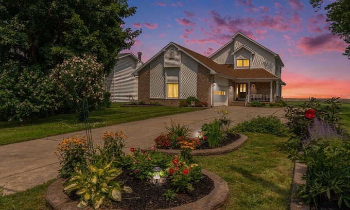 Luna Pier House | BREATHTAKING LAKEFRONT HOME WITH PANORAMIC VIEWS OF LAKE ERIE! ALL GLASS SUNROOM