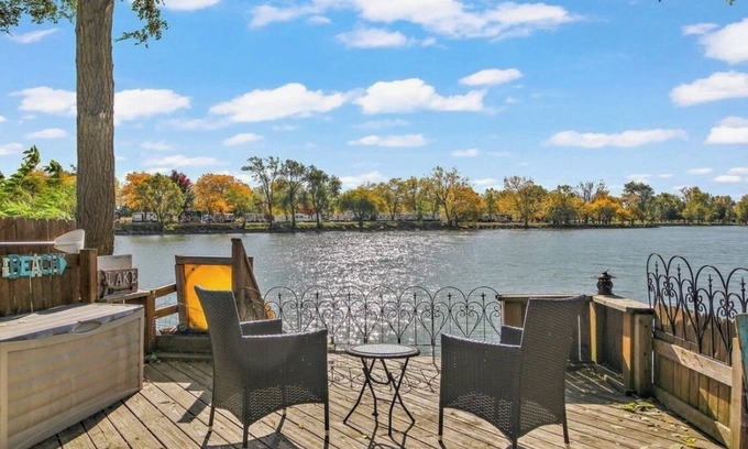 Manteno House | Breathtaking Lakefront Retreat- Manteno Lake House