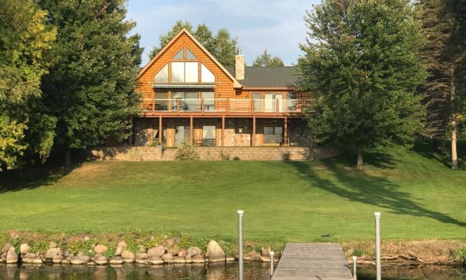 Rush City House | Breathtaking Lakeside Log Cabin with Spacious Patio/Deck feat. Gorgeous Views