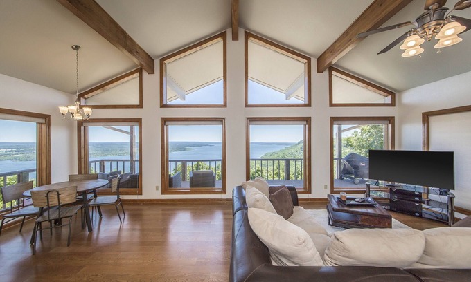 Quitman House | Breathtaking Lakeview GUEST Home in Diamond Bluff