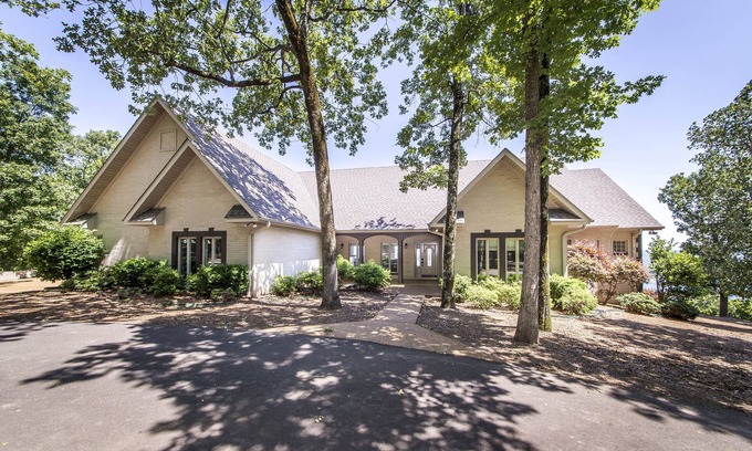 Quitman House | Breathtaking Lakeview Home in Diamond Bluff