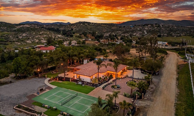 Temecula House | Breathtaking Meadows by AvantStay | Pool, Pickleball, Firepit | Group Escape