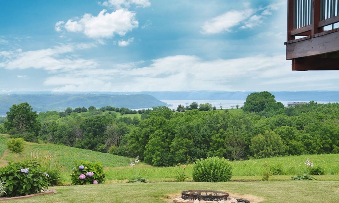 Eastman Cabin | Breathtaking Mississippi Views at Varo View Cabin