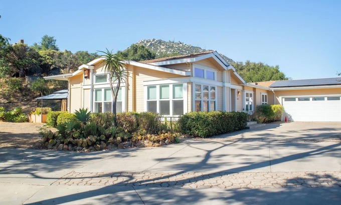 Ramona House | Breathtaking Mountain House with great trails & amenities - Sleeps 14!