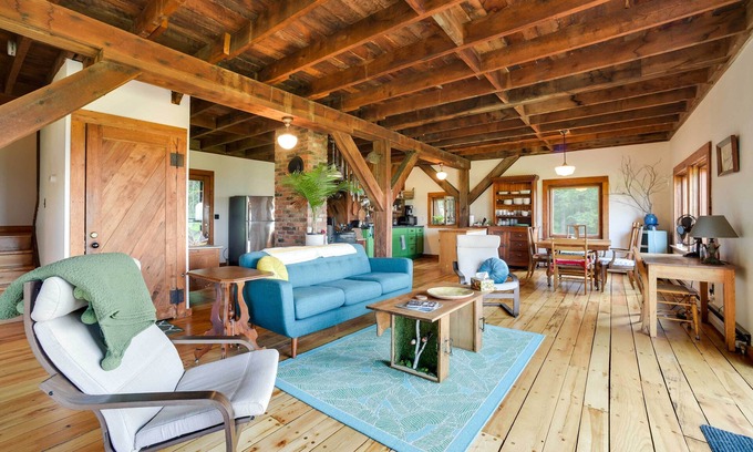 North Pownal Cabin | Breathtaking Mtn Views: Stylish Rustic Retreat!