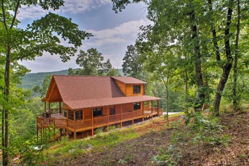 Murphy House | Breathtaking Murphy Cabin with Deck and Mountain Views