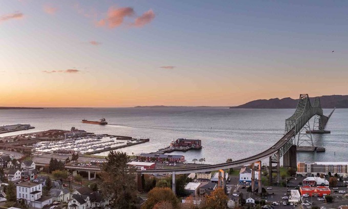 Astoria House | Breathtaking Panoramic Views of the Columbia River and Bridge, Pet Friendly, Open Layout, Great Deck