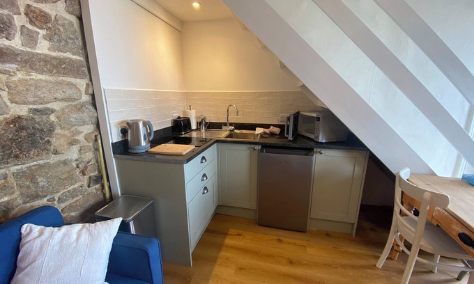 Newlyn Cottage | Breathtaking sea views, parking, beaches. your ideal home away from home.
