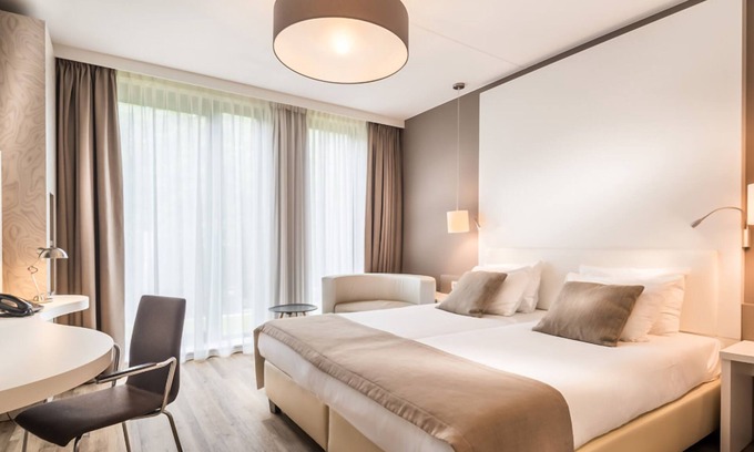 Wageningen House | Breathtaking Stay w/Spa & Scenic Surroundings | Local Dining & Nature Spots