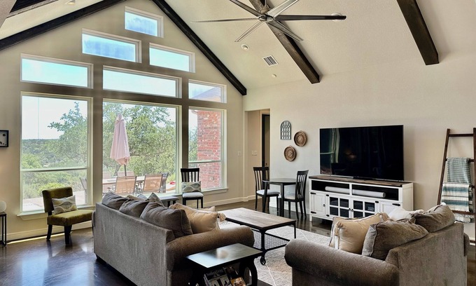 Paluxy House | Breathtaking Texas Hill Country Views - Welcome to the Retreat at the Ridge